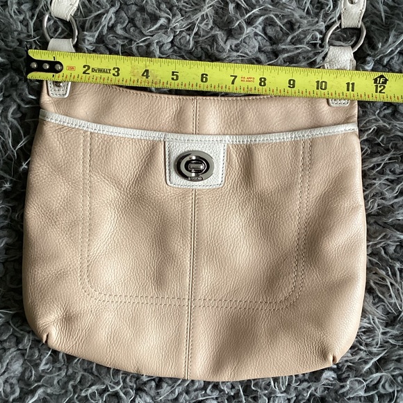 #85-Coach Beige and Cream Shoulder Bag - Picture 10 of 11